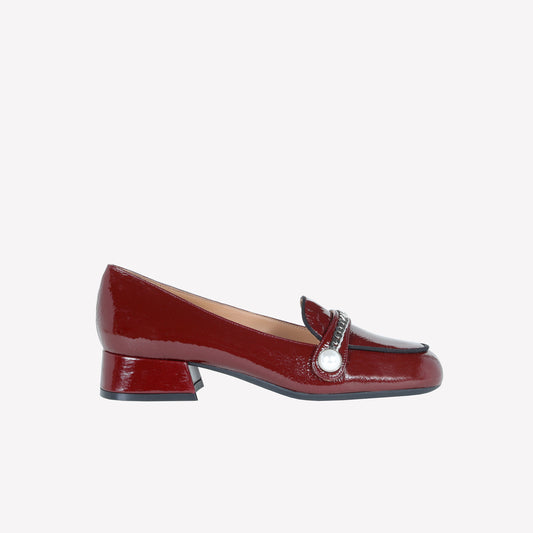 BURGUNDY PATENT LEATHER LOAFER WITH SILVER CHAIN ACCESSORY DODI - Loafers | Roberto Festa