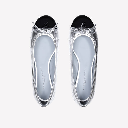 SILVER LAMINATED LEATHER BALLERINA WITH WAVY EMBROIDERY AND BLACK TIP FLY - Argento | Roberto Festa