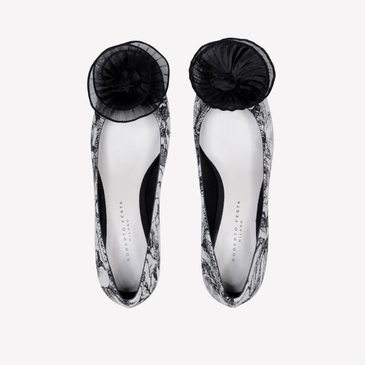 JACQUARD FABRIC PUMPS WITH TULLE FLOWER VICTOR - Bianco_nero | Roberto Festa